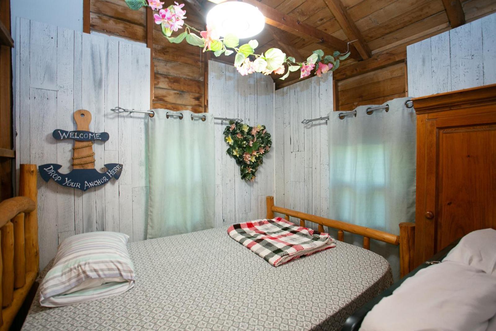 Fun Place With A Sandy Beach For Swimming, Boating, And Fishing, Featuring 3 Available Cabins Fenelon Falls 외부 사진