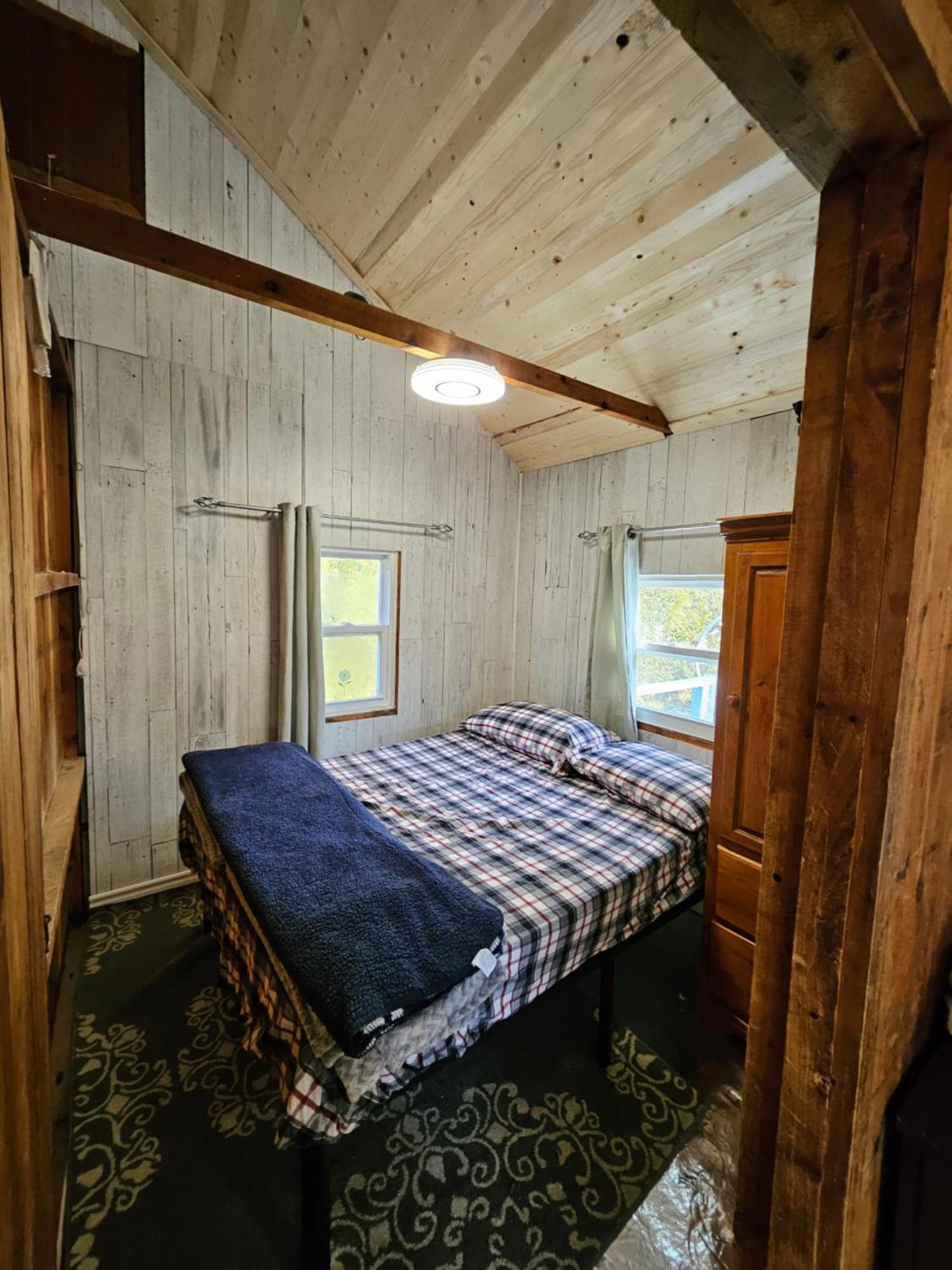 Fun Place With A Sandy Beach For Swimming, Boating, And Fishing, Featuring 3 Available Cabins Fenelon Falls 외부 사진