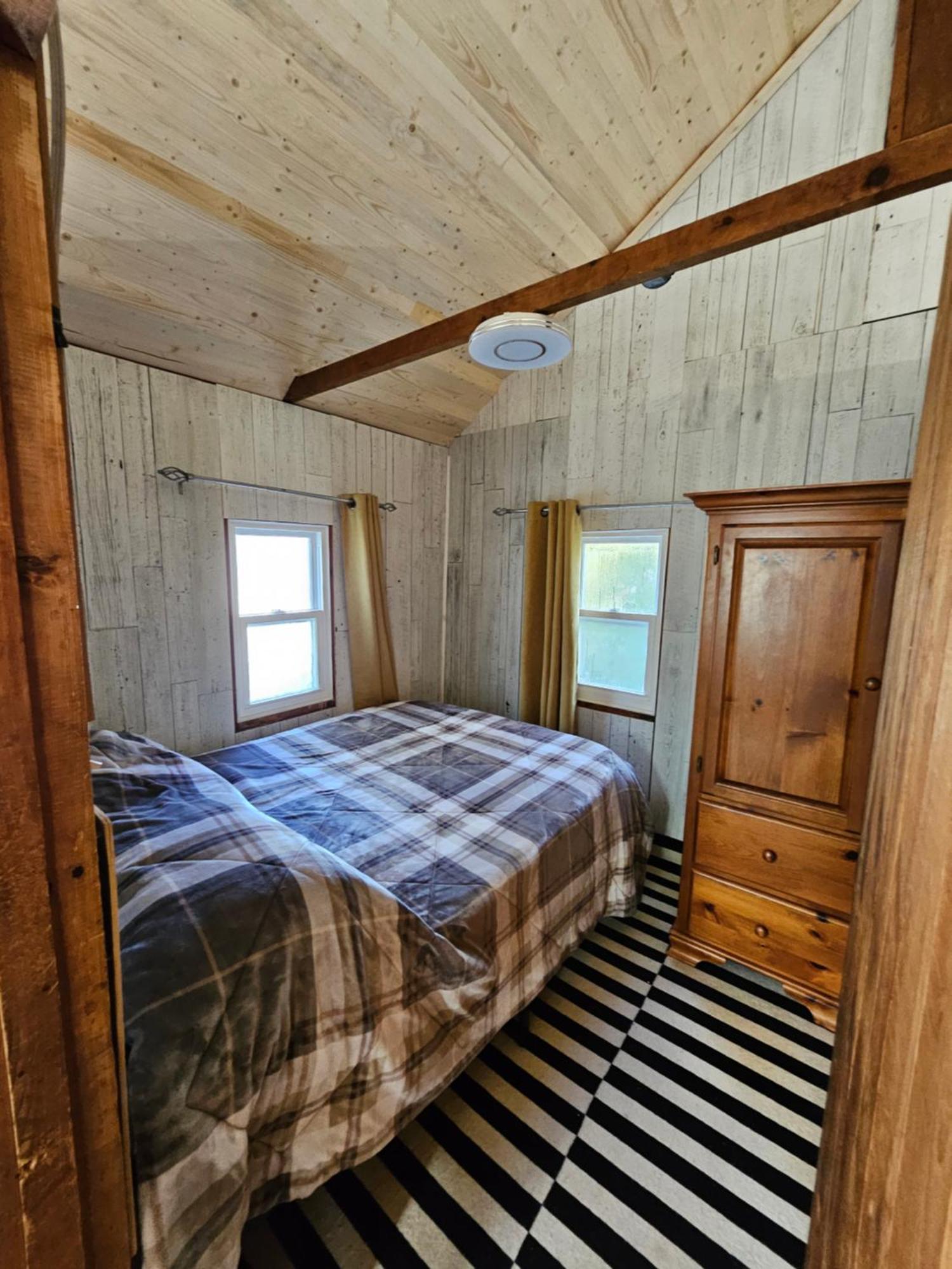 Fun Place With A Sandy Beach For Swimming, Boating, And Fishing, Featuring 3 Available Cabins Fenelon Falls 외부 사진